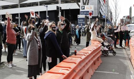 Pendukung korban penembakan masjid melambai di luar Pengadilan Tinggi Christchurch saat sidang hukuman untuk warga Australia Brenton Harrison Tarrant, di Christchurch, Selandia Baru, Kamis, 27 Agustus 2020. Tarrant, seorang supremasi kulit putih yang membunuh 51 jamaah di dua masjid Selandia Baru pada Maret 2019 dijatuhi hukuman penjara seumur hidup tanpa kemungkinan pembebasan bersyarat.