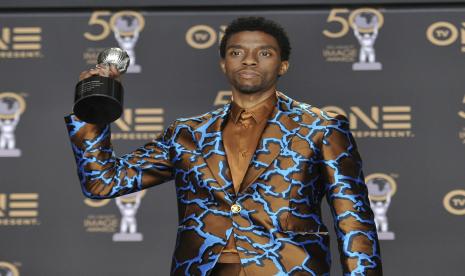 Dalam file foto Sabtu, 30 Maret 2019 ini, Chadwick Boseman berpose di ruang pers dengan penghargaan untuk aktor luar biasa dalam film Black Panther di Penghargaan Gambar NAACP tahunan ke-50 di Dolby Theatre di Los Angeles. Aktor Chadwick Boseman, yang memerankan ikon Black Jackie Robinson dan James Brown sebelum menemukan ketenaran sebagai Black Panther di alam semesta sinematik Marvel, meninggal karena kanker, Jumat, 28 Agustus 2020 di Los Angeles setelah empat tahun berjuang melawan kanker usus besar. Dia berusia 43.