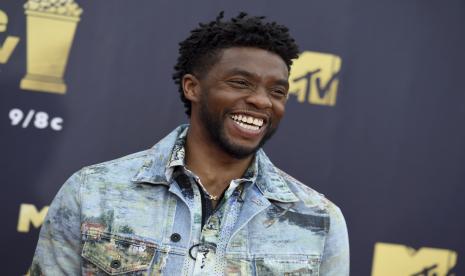 Dalam file foto Sabtu 16 Juni 2018 ini, Chadwick Boseman tiba di MTV Movie and TV Awards di Barker Hangar di Santa Monica, California. Aktor Chadwick Boseman, yang memerankan ikon Black Jackie Robinson dan James Brown sebelum menemukan ketenaran sebagai sang agung Black Panther di alam semesta sinematik Marvel, telah meninggal karena kanker. Perwakilannya mengatakan Boseman meninggal Jumat, 28 Agustus 2020 di Los Angeles setelah empat tahun berjuang melawan kanker usus besar. Dia berusia 43 tahun.