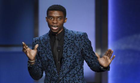 Dalam file foto Kamis, 6 Juni 2019 ini, Aktor Chadwick Boseman berbicara kepada hadirin dalam upacara Penghargaan Prestasi Kehidupan AFI ke-47 untuk menghormati aktor Denzel Washington di Teater Dolby di Los Angeles. Aktor Chadwick Boseman, yang memerankan ikon Black Jackie Robinson dan James Brown sebelum menemukan ketenaran sebagai Black Panther agung di alam semesta sinematik Marvel, telah meninggal karena kanker. Perwakilannya mengatakan Boseman meninggal Jumat, 28 Agustus 2020 di Los Angeles setelah empat tahun berjuang melawan kanker usus besar. Dia berusia 43 tahun.