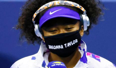 Petenis Naomi Osaka mengenakan masker bertuliskan Breonna Taylor menjelang tampil di US Open, 31 Agustus 2020.