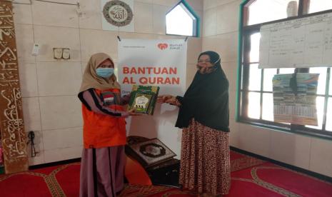 Rumah Zakat kembali menyalurkan bantuan Al Qur’an melalui program Syiar Qur’an di Kelurahan Angsau, Pelaihari, Sarang Halang, dan Karang Taruna yang berada di Kabupaten Tanah Laut. Adapun sebanyak 50 paket yang terdiri dari Al Qur’an dan Iqro disalurkan oleh relawan pada Ahad (6/9).