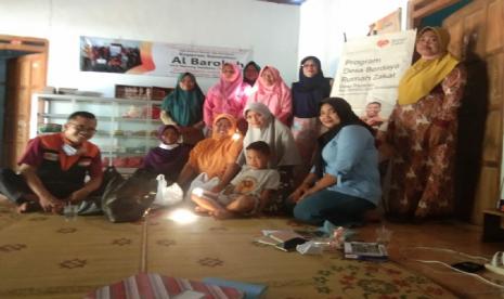 umah Zakat berkomitmen terhadap program pemberdayaan ekonomi kelompok perempuan. Melalui Ratno fasilitator Rumah Zakat di Kelurahan Pacarejo, Kabupaten Gunungkidul, Ahad (6/9) Koperasi Konsumen Al Barokah membuka unit usaha warung sembako berlokasi di rumah Ratno di Dusun Jetis Kulon Kelurahan Pacarejo. 