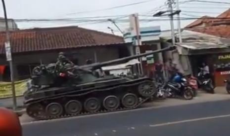 Tank tempur milik TNI AD menabrak gerobak dan sejumlah sepeda motor di jl Rajamandala, kecamatan Cipatat, Kabupaten Bandung Barat, Kamis (10/9).