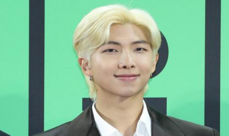 Leader BTS, RM, akan menyapa penggemar lewat aplikasi V-App.