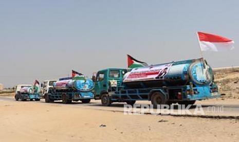 Iring-iringan truk tanki air membawa air bersih untuk warga di Jalur Gaza Palestina. 