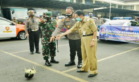 Dandim 0714/Salatiga, Letkol Inf  Loka Jaya Sembada; Kapolres Semarang, AKBP Gatot Hendro Hartono dan Bupati Semarang, dr H Mundjirin ES SpOG memecahkan kendi menandai diluncurkannya 30 armada Unit Tindak Covid-19 Polre Semarang, di mapolres Semarang, Senin (21/9). Armada ini akan mendukung Unit Kecil Lengkap dalam mendorong ketertiban masyarakat dalam menerapkan protokol kesehatan di wilayah Kabupaten Semarang.