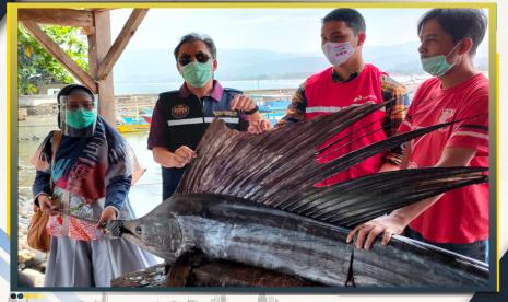 Kepala BPH Migas M Fanshurullah Asa dan Tim didampingi Sales Branch Manager (SBM) IV Lampung-Bengkulu PT Pertamina (Persero) Ferry Fernando melakukan kunjungan lapangan ketersediaan dan pendistribusian BBM di sentra nelayan pelabuhan Krui Kabupaten Pesisir Barat, Lampung. 