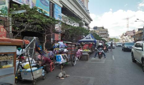 Pemerintah Kota (Pemkot) Bandung mengeluarkan kebijakan yang  memperlonggar buka tutup jalan di jalan Otto Iskandar Dinata (Otista) pasca para pedagang Pasar Baru melakukan aksi demo, Senin (28/9) kemarin. Buka tutup jalan di Jalan Otista yang dimulai pukul 09.00-11.00 Wib dan 14.00-16.00 Wib akan ditiadakan dan kegiatan tersebut baru akan dimulai pada pukul 17.00 hingga 06.00 pagi.