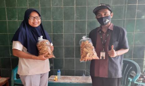 Fasilitator Rumah Zakat mengadakan pendampingan usaha kepada lima member UKM di Desa Berdaya Kebonsari, Kota Cilegon.