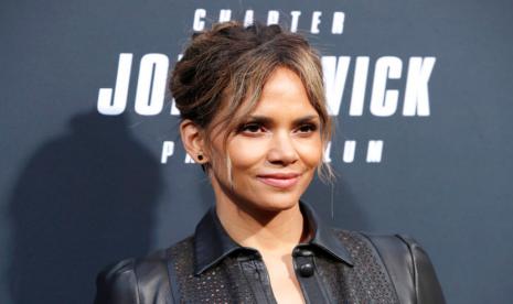 Aktris Halle Berry dikenal sebagai pecinta kucing. Dia juga merupakan bintang film Catwoman.