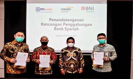 Direktur Utama PT Bank BNI Syariah, Abdullah Firman Wibowo (kiri); Direktur Utama PT Bank BRIsyariah Tbk, Ngatari (kedua kiri); dan Direktur Utama PT Bank Syariah Mandiri, Toni EB Subari (kanan); disaksikan oleh Ketua Project Management Office sekaligus Wakil Direktur PT Bank Mandiri (Persero) Tbk, Hery Gunardi (kedua kanan) dalam penandatanganan Rancangan Penggabungan Bank Syariah di Jakarta, Senin (20/10). 