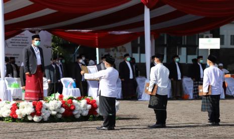 Wakil Bupati Garut, Helmi Budiman, menjadi Inspektur Upacara pada peringatan Hari Santri tahun 2020 tingkat Kabupaten Garut, di Lapang Apel Setda Garut, Kamis (22/10). Dok. Diskominfo Garut.