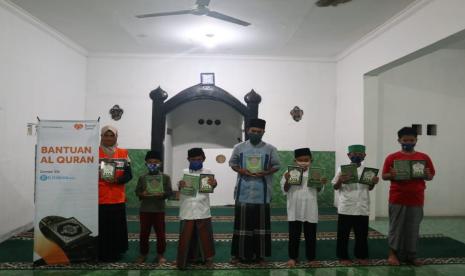 Rumah Zakat bersama kitabisa.com menyalurkan 50 paket Al Qur’an dan Iqra untuk Masjid Al Muttaqin yang beralamat di Desa Cipeundeuy, Kecamatan Padalarang, Kabupaten Bandung Barat, Rabu (21/10). Diketahui, Masjid Al muttaqin sebelumnya pernah terdampak banjir bandang pada awal tahun 2020 yang diakibatkan jebolnya tanggul sungai