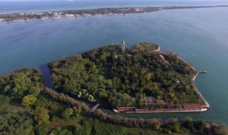 Pulau Poveglia di lepas pantai Venesia dan Lido, Italia, lokasi isolasi penderita penyakit yang sedang mewabah di masa lalu.