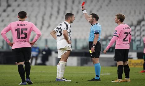 Wasit Danny Makkelie memberikan kartu merah kepada Merih Demiral dari Juventus saat pertandingan sepak bola grup G Liga Champions antara Juventus dan Barcelona di stadion Allianz di Turin, Italia, Rabu, 28 Oktober 2020. 