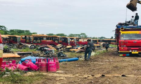 Sejumlah pekerja tengah membongkar atau membelah ratusan ‘bangkai’ bus Transjakarta di lahan kosong di Desa Dramaga, Kecamatan Dramaga, Kabupaten Bogor, Senin (2/11