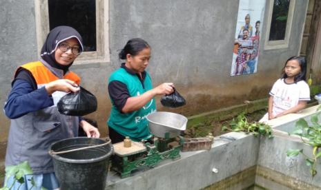 Penerima Modal dari Rumah Zakat, Jito berhasil panen lele pada Senin (19/10).