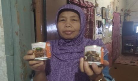 Rumah Zakat menyalurkan sebanyak 400 kaleng Superqurban yang diberikan kepada kurang lebih 150 Kepala Keluarga (KK) diKampung Pasantren secara door to door.