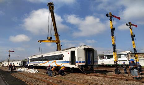 PT KAI Daop 8 Surabaya mengevakuasi rangkaian kereta yang anjlok di Stasiun Malang Kota Lama, Kamis (19/11). 