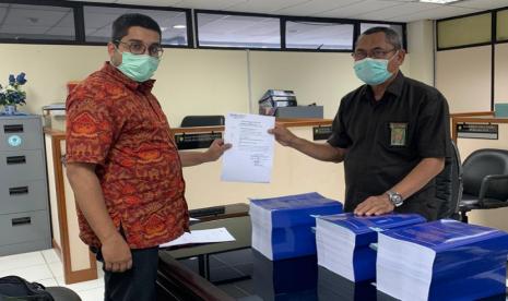 Perwakilan Koalisi Adovkat menyerahkan permohonan Hak Uji Materiil Peraturan Menteri Kesehatan Nomor 24 Tahun 2020 tentang Pelayanan Radiologi Klinik, Selasa (24/11). 