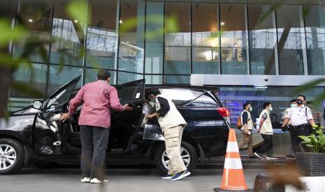 Penyidik Komisi Pemberantasan Korupsi (KPK) memasuki mobil usai melakukan penggeledahan di Kantor Mina Bahari IV Kementerian Kelautan dan Perikanan (KKP) di Jakarta, Jumat (27/11/2020). KPK melakukan penggeledahan usai ditangkapnya mantan Menteri Kelautan dan Perikanan Edhy Prabowo bersama enam tersangka lainnya dalam kasus dugaan suap terkait perizinan tambak, usaha, dan atau pengelolaan perikanan atau komoditas perairan sejenis lainnya tahun 2020.