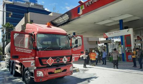 Kebakaran melanda SPBU Pertamina di Jalan Letjen M.T. Haryono, Tebet Barat, Jakarta Selatan, Selasa (1/12) sekitar pukul 12.00 WIB. Api tampak sudah padam pukul 12.30 WIB. 