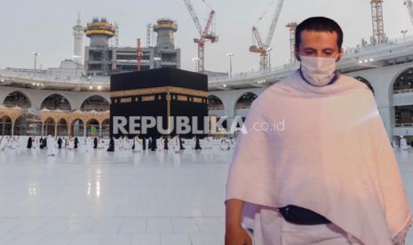 Travel Umroh Haji Menyambut Baik Pengurangan Karantina Menjadi Lima Hari. Foto: Ilustrasi Jamaah haji dan umroh pakai masker di masa pandemi covid-19