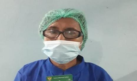 M Massau (66 tahun) adalah salah satu peserta JKN-KIS yang telah merasakan manfaat program ini. Ia menggunakan kartu JKN-KIS untuk berobat Herniasi Nucleus Pulposus (HNP) atau yang sering disebut dengan saraf terjepit.