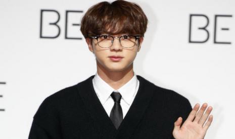 Personel BTS, Jin. Menurut dokter bedah plastik, wajah Jin BTS sangat simetris dan proporsional.