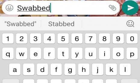 Fitur autocorrect membuat kata swabbed terkirim sebagai stabbed.