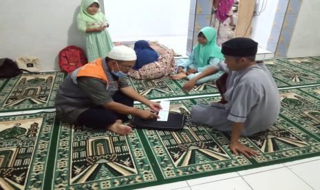 Guru mengajar anak-anak mengaji Al Quran