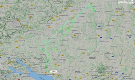 Seorang pilot muda asal Jerman menyemangati warga untuk mendapatkan vaksin Covid-19 dengan menggambar jarum suntik di langit.