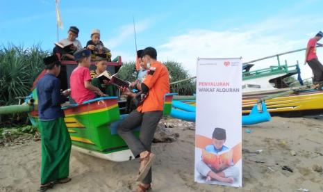 Rumah Zakat menyalurkan 20 Paket Al-Qur’an dan Iqra’ melalui program Wakaf Alquran ke Rumah Quran yang berlokasi di Kampung Rancacet, Desa Rancapinang, Jum’at (25/12). Ustad Ramsudin, mengucapkan banyak terima kasih dan merasa sangat diperhatikan.