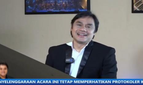 Dwiki Dharmawan menggelar konser nasyid bersama Izzatul Islam secara virtual dengan iringan orkestra pada Kamis, 31 Desember 2020. 