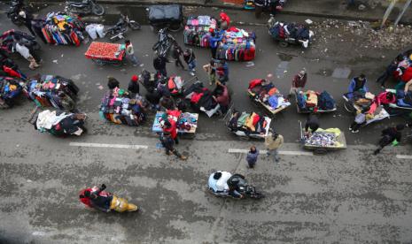 Warga beraktivitas di pasar di Jammu, India, Ahad (3/1). Kemiskinan tampaknya mulai membayangi India karena lonjakan Covid-19 yang parah.