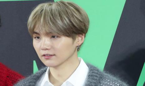 Personel BTS, Suga, akan merilis acara talkshow daring pekan depan bernama Suchwita. Ilustrasi.