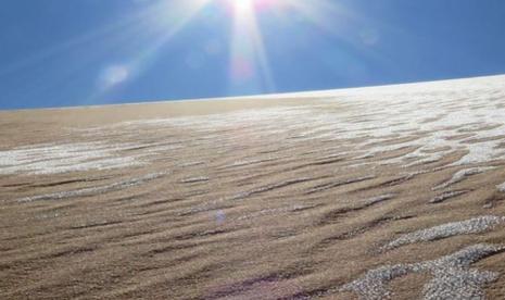 Salju di gurun Sahara, Afrika, dalam foto yang dibagikan akun Instagram Karim Bouchetata.