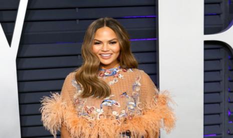 Chrissy Teigen menjadi selebritas AS pertama yang diikuti akun Twitter POTUS.