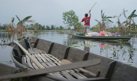 Dompet Dhuafa bersinergi bersama Kolaborasi Pemuda-pemudi Indonesia (KOPI) Banjarbaru dan Radar Banjar Peduli (RBP), menggulirkan bantuan logistik kepada para warga korban banjir di Desa Sungai Bangkal, Martapura Barat, Kabupaten Banjar.