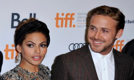 Eva Mendes dan suaminya Ryan Gosling. Mendes sempat berhenti main media sosial setelah diprotes anaknya.