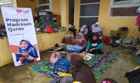 Aktivitas pembelajaran siswa di Madrasah Qur’an Berdaya Jatisari di Desa Situgede, Kecamatan Karangpawitan, Kabupaten Garut lebih banyak terpusat di madrasah dan masjid. Karena itu, setiap bulan para pengelola berusaha menghadirkan variasi metode pembelajaran agar membuat suasana tidak jenuh.