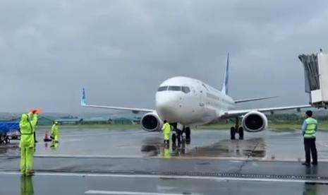 Pesawat tiba dan mendarat di Bandara Internasional Jenderal Ahmad Yani Semarang. 