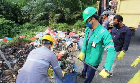 Wali Kota Pekanbaru Apresiasi PLTU Tenayan yang bantu atasi sampah.  