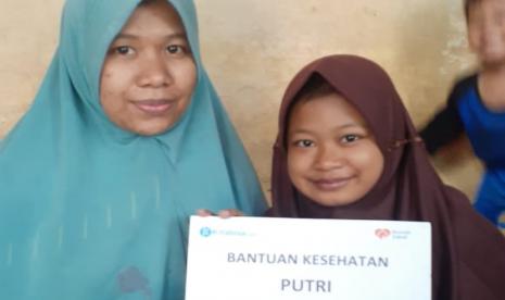 Dengan adanya bantuan dari Rumah Zakat, setidaknya bisa meringankan beban biaya pengobatan untuk Putri.