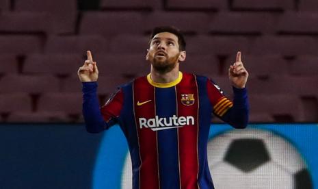 Pemain Barcelona Lionel Messi merayakan setelah mencetak gol pembuka selama pertandingan sepak bola La Liga Spanyol antara FC Barcelona dan Elche di stadion Camp Nou di Barcelona, ??Spanyol, Rabu, 24 Februari 2021. 