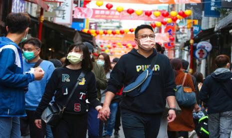 Pengunjung memadati pusat belanja di Dihua Street, Taipei, Taiwan, belum lama ini.