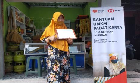 Rumah Zakat - HSBC terus hadir memberikan senyum kebahagiaan dengan memberikan bantuan modal usaha untuk UMKM di Desa Berdaya Gilingan.