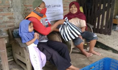 Rumah Zakat salurkan bantuan untuk lansia.