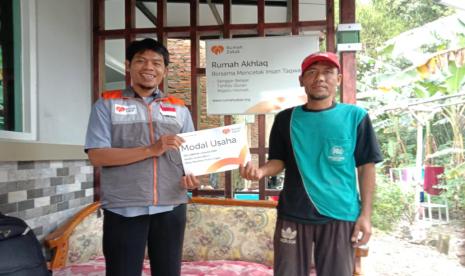 Rumah Zakat kembali menyalurkan bantuan modal kewirausahaan dasar kepada Kelompok Usaha BBP (Bapak-Bapak Pedurungan) di Desa Pedurungan, Senin (22/2).